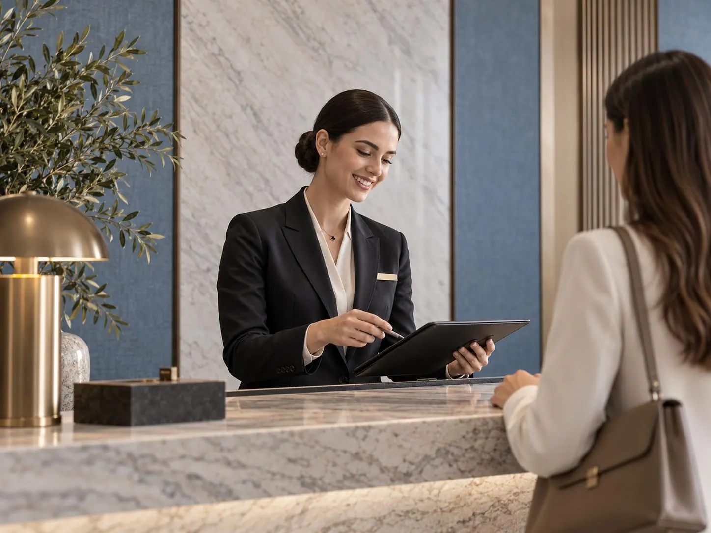 Receptionist con il tablet